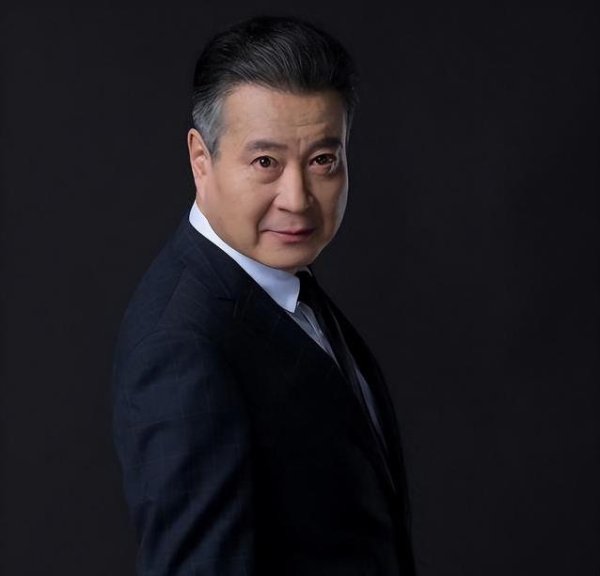 华星配资 从当兵到国家一级演员，娶恩师女儿，双胞胎儿子却更火